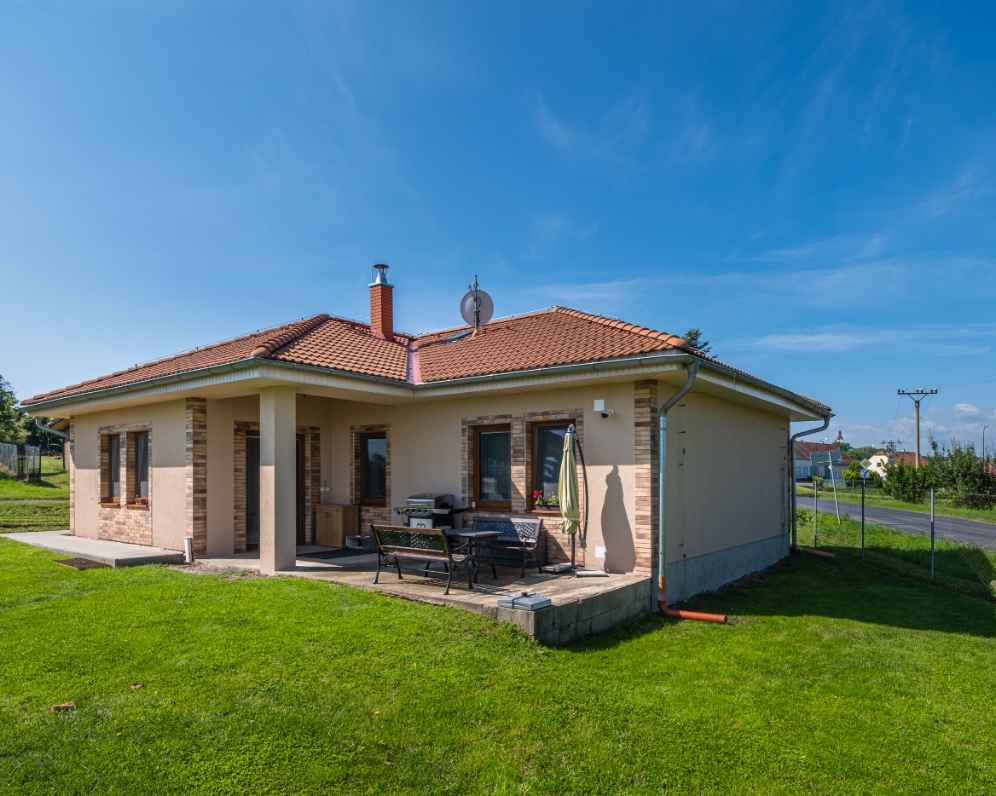 Rodinný dům 4+kk s garáží a bazénem - Smolnice u Loun