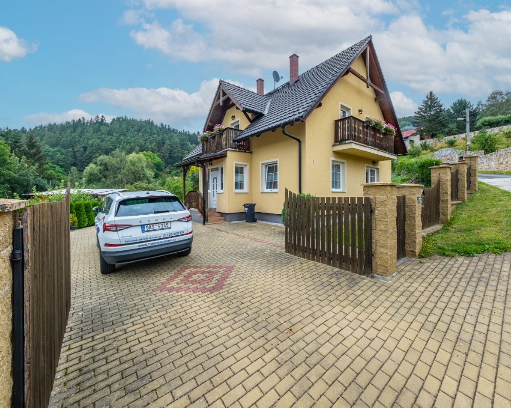 Rodinný dům se zahradou a garáží - Teplička u Karlových Varů